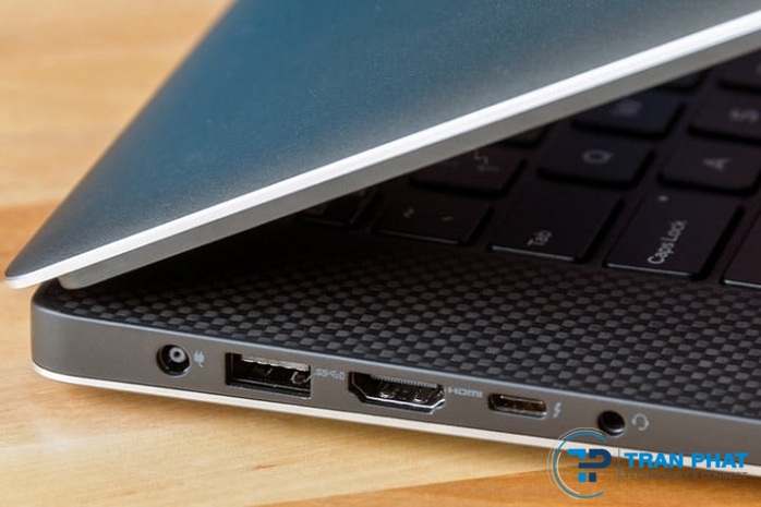 Laptop Dell XPS 15 9560 tích hợp các cổng kết nối thiết yếu