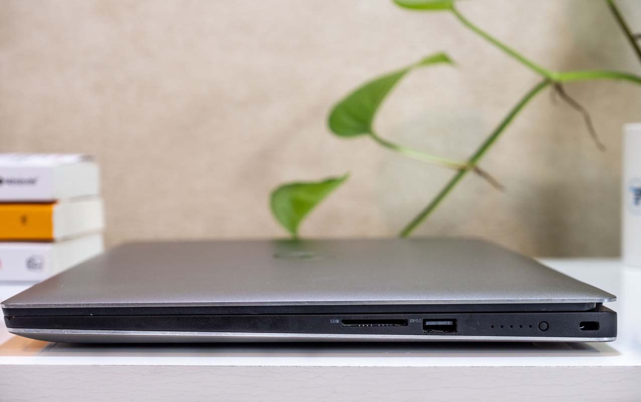 Laptop Dell XPS 15 9560 tích hợp các cổng kết nối thiết yếu