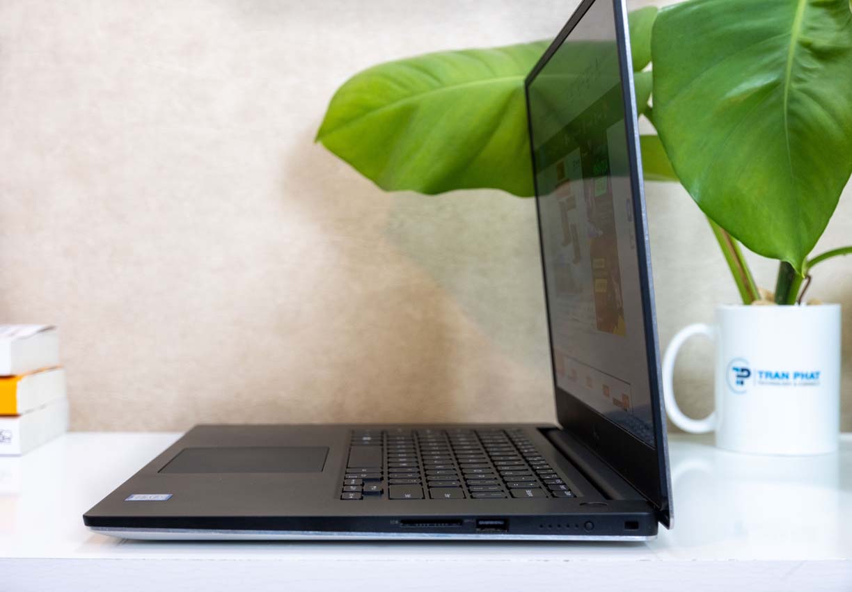 Cổng kết nối dell xps 7590