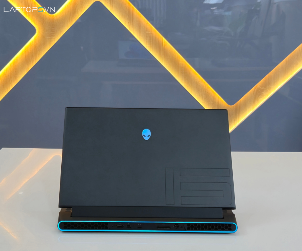 Dell Alienware M15 R4 (2021) 11 Thiết kế Dell Alienware M15 R4 (2021) không có nhiều sự thay đổi so với các phiên bản trước đó