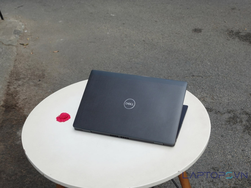 Dell Latitude 7430 9 Thiết kế Dell Latitude 7430 chỉ 1.22kg, gọn nhẹ và linh hoạt