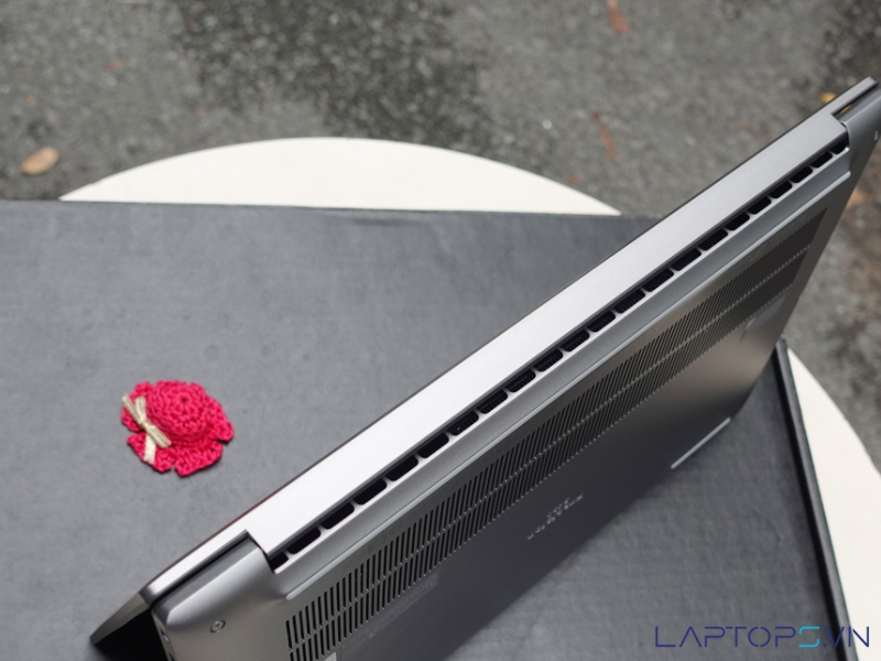 Dell Precision 5480 18 Hệ thống tản nhiệt kép thông minh, giữ CPU/GPU mát mẻ dưới 75°C
