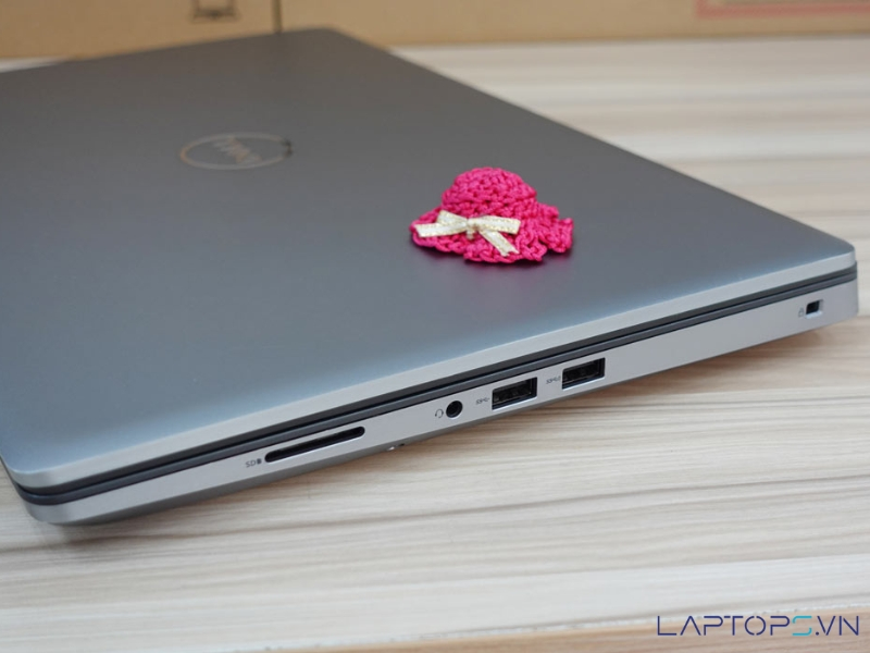 Dell Precision 7550 14 Cổng kết nối bên phải của Dell Precision 7550