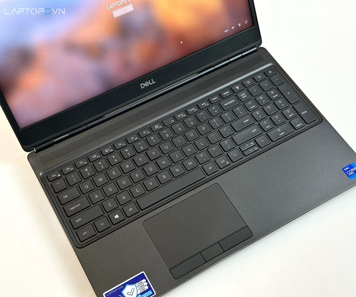Dell Precision 7560 11 Bàn phím Dell Precision 7560 êm ái, touchpad mượt mà, thao tác chính xác