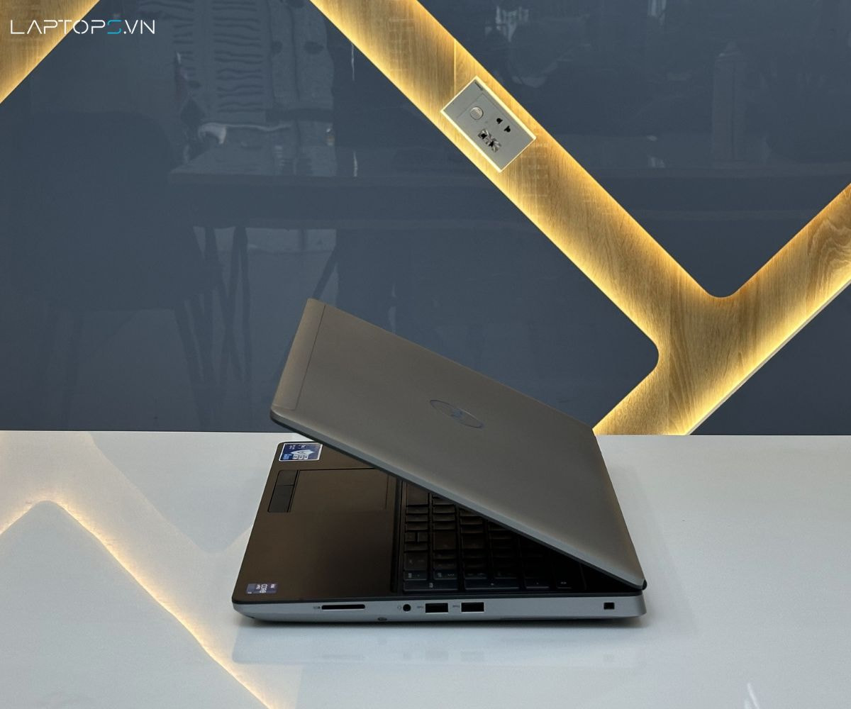 Dell Precision 7560 12 Cổng kết nối bên phải của Dell Precision 7560