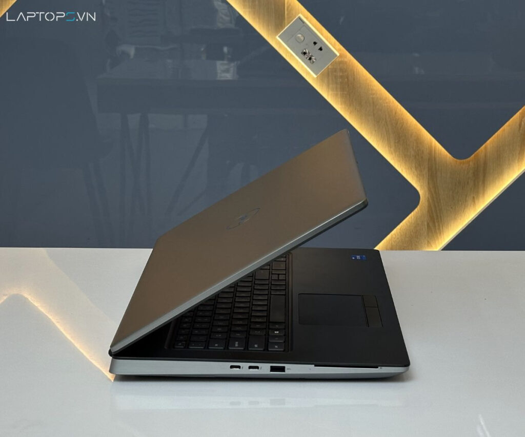 Cổng kết nối bên trái của Dell Precision 7760