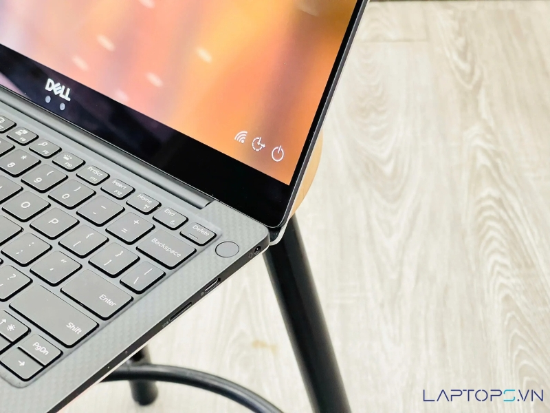 Dell XPS 13 9370 14 Cổng kết nối bên phải của Dell XPS 13 9370