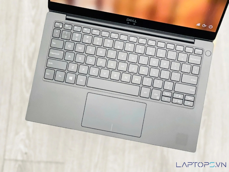 Dell XPS 13 9370 12 Bàn phím êm, touchpad mượt - trải nghiệm gõ và di chuột hoàn hảo