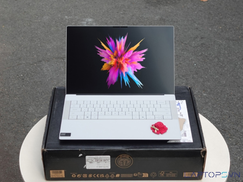 Dell XPS 14 9440 (2024) 12 Màn hình 14.5" sắc nét, sống động, chống chói và bảo vệ mắt.