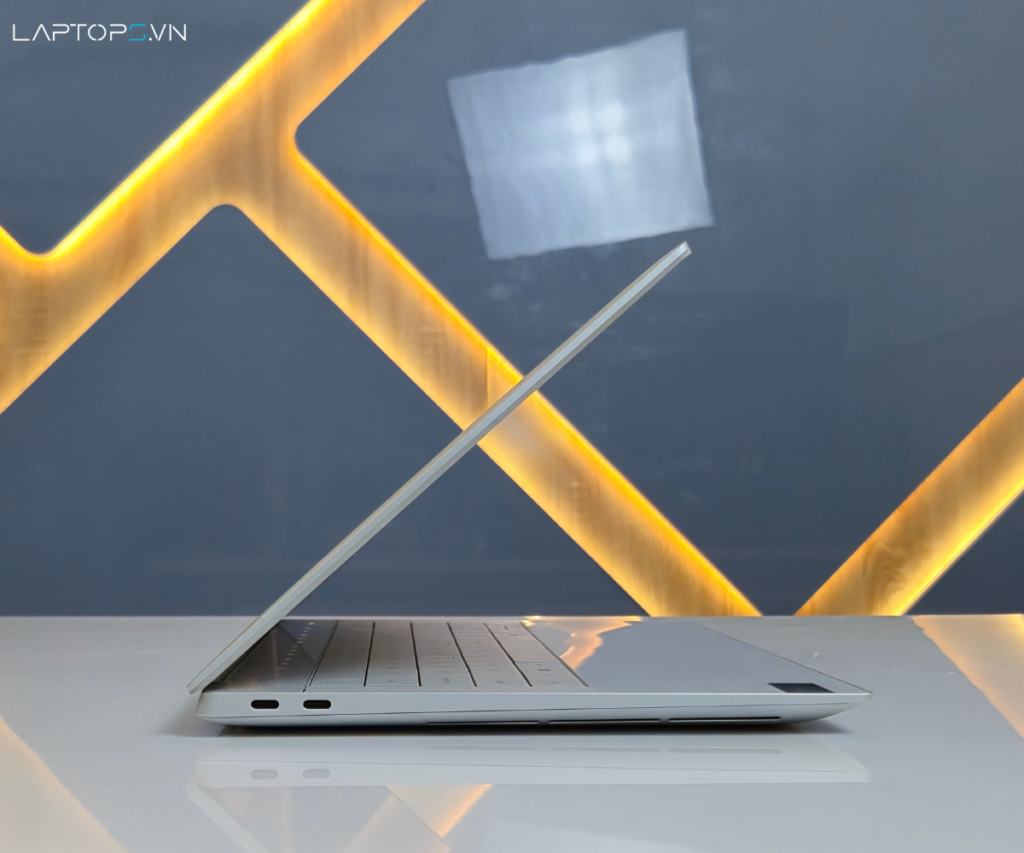 Dell XPS 14 9440 (2024) 17 Dell XPS 14 9440 trang bị đầy đủ cổng kết nối hiện đại