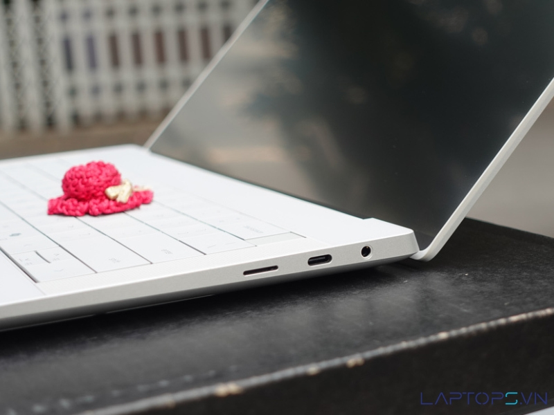 Dell XPS 14 9440 (2024) 16 Cổng kết nối bên phải của Dell XPS 14 9440