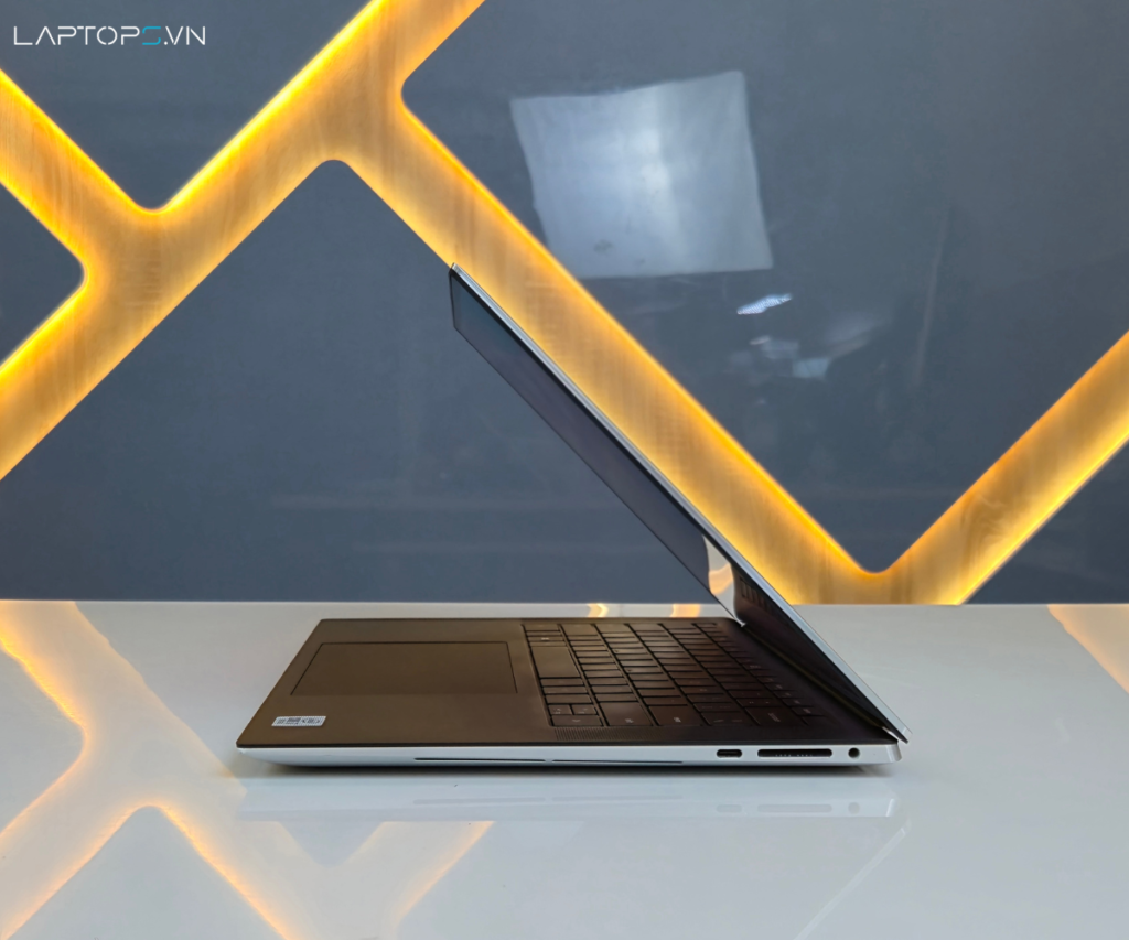 Dell XPS 15 9510 15 Dell XPS 15 9510 được trang bị các cổng kết nối hiện đại