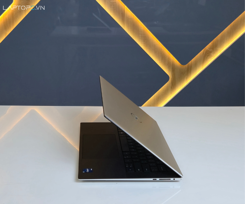 Dell XPS 15 9530 20 Cổng kết nối & Pin bền bỉ: Sẵn sàng cho mọi nhu cầu