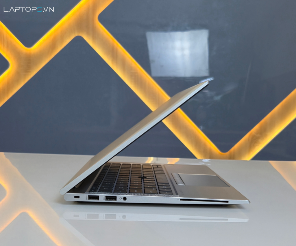 HP Elitebook 840 G8 15 Các cổng kết nối bên trái HP EliteBook 840 G8