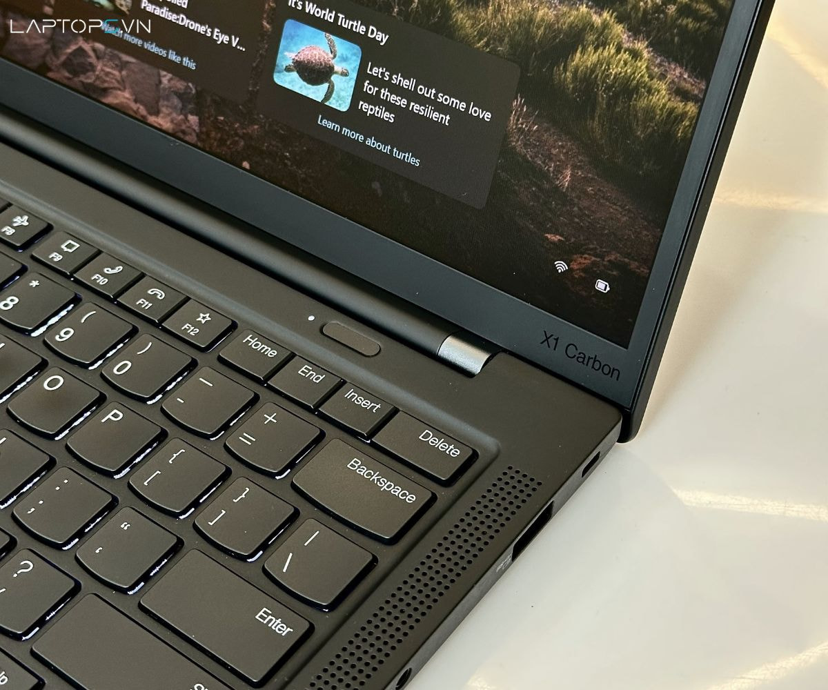 Lenovo ThinkPad X1 Carbon Gen 11 16 Nút nguồn tích hợp cảm biến vân tay, cho phép mở khóa nhanh chóng và an toàn