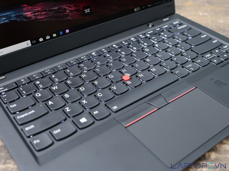 Lenovo ThinkPad X1 Carbon Gen 6 12 Trải nghiệm bàn phím êm, touchpad nhạy, TrackPoint đỏ đặc trưng của ThinkPad X1 Carbon