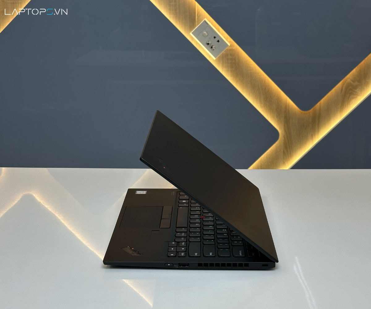 Lenovo Thinkpad X1 Carbon Gen 7 18 Cổng kết nối bên phải của Lenovo Thinkpad X1 Carbon Gen 7