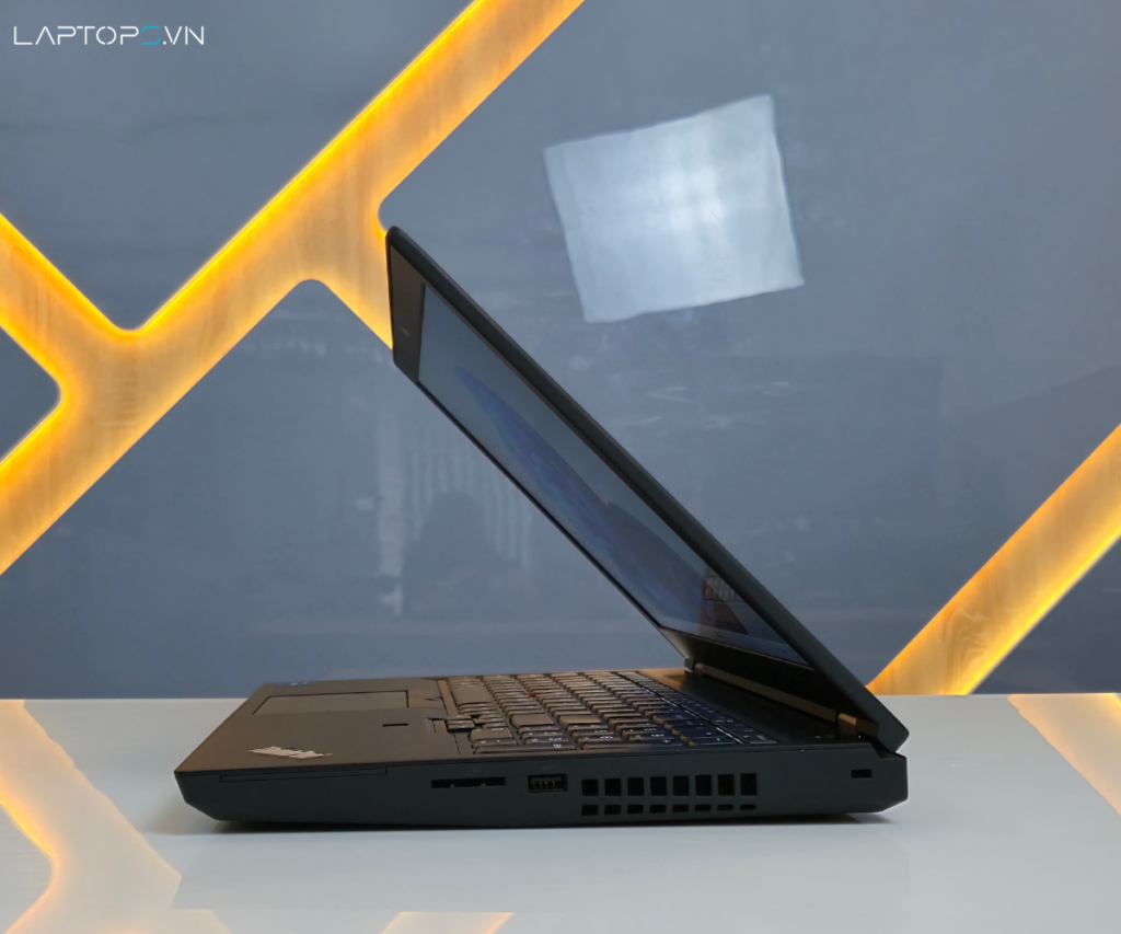 Lenovo Thinkpad P15 Gen 2 có đa dạng cổng kết nối