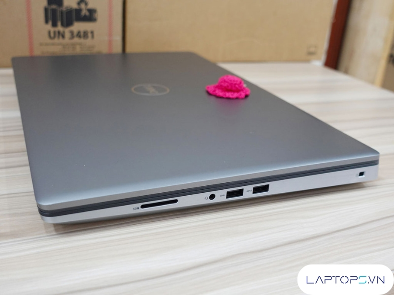Dell Precision 7750 16 cac cong ket noi ben canh phai dell precision 7750