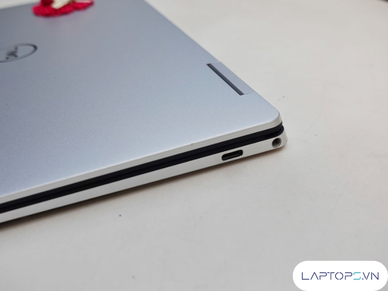 Dell XPS 13 7390 (2-in-1) 17 cong ket noi ben phai cua dell xps 13 7390 2 in 1