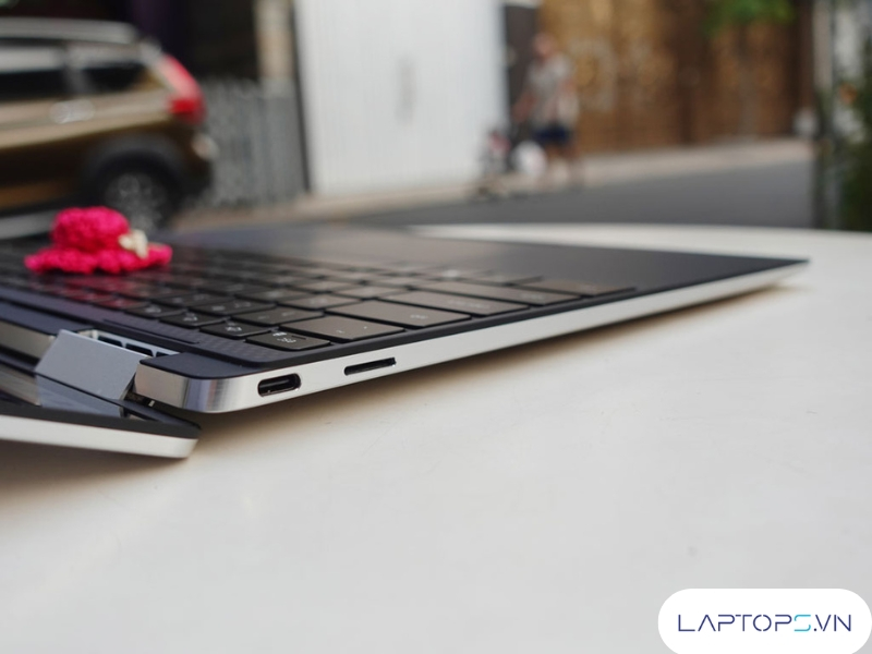 Dell XPS 13 7390 (2-in-1) 18 cong ket noi ben trai cua dell xps 13 7390 2 in 1