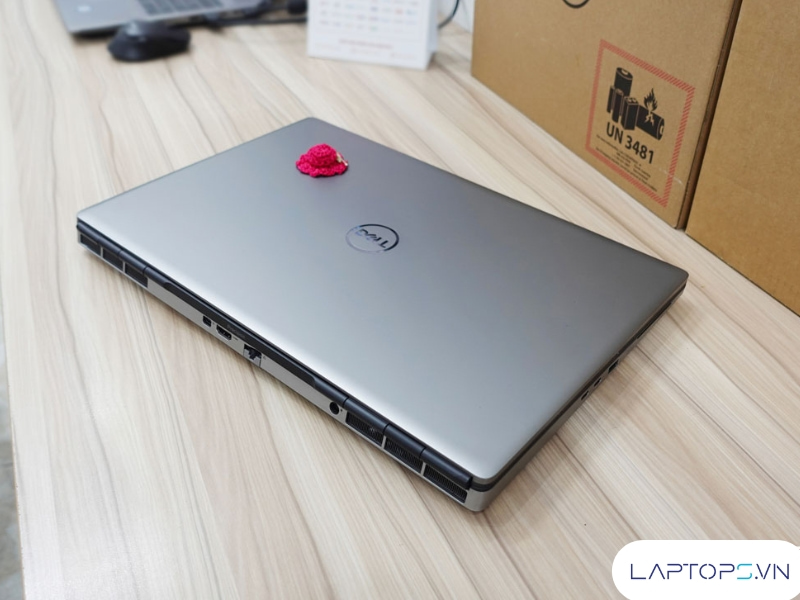 Dell Precision 7750 18 cong ket noi phia sau dell precision 7750