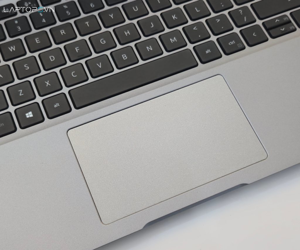 Latitude 5520 ứng dụng công nghệ tiên tiến cùng với âm thanh to rõ tối ưu trải nghiệm