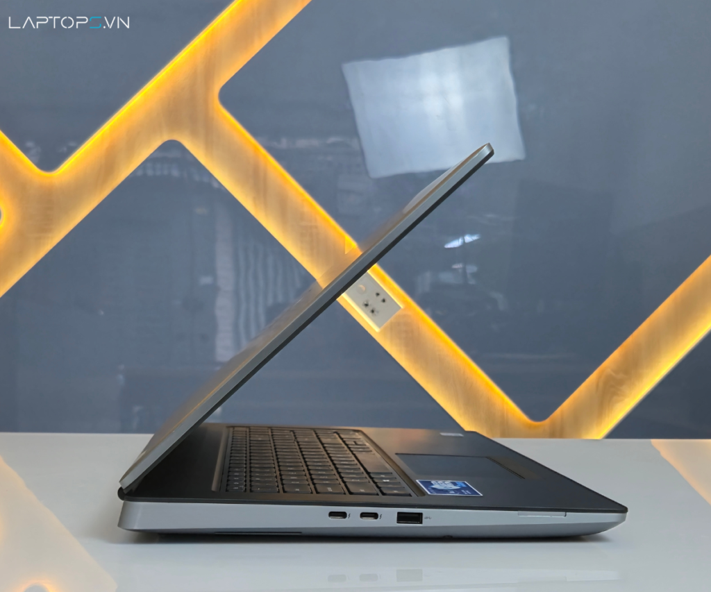 Dell Precision 7750 12 Hệ thống cổng kết nối đa dạng đáp ứng mọi nhu cầu công việc