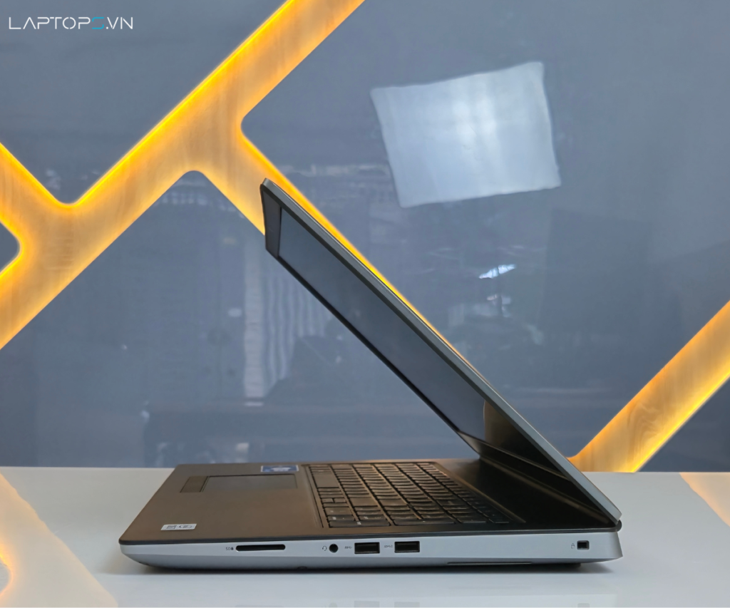 Dell Precision 7750 11 Trải nghiệm bàn phím và Touchpad thoải mái để làm việc cả ngày