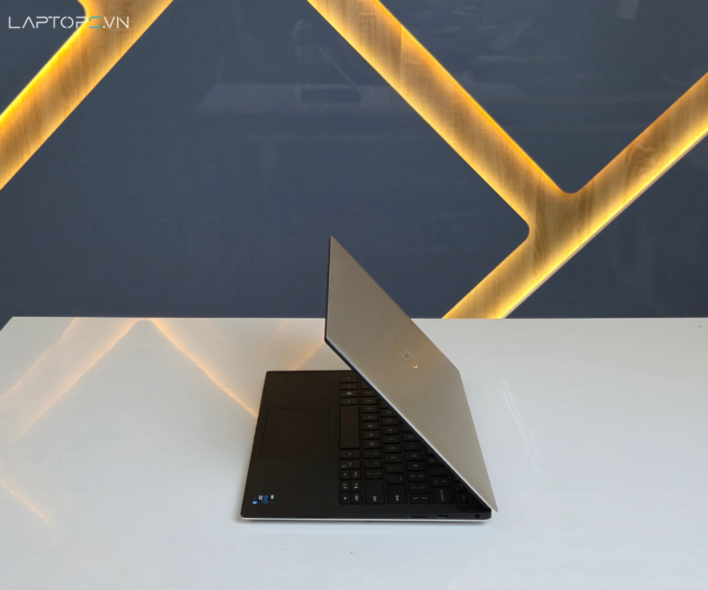 Dell XPS 13 9305 21 Các cổng kết nối khá hạn chế của Dell XPS 13 9305