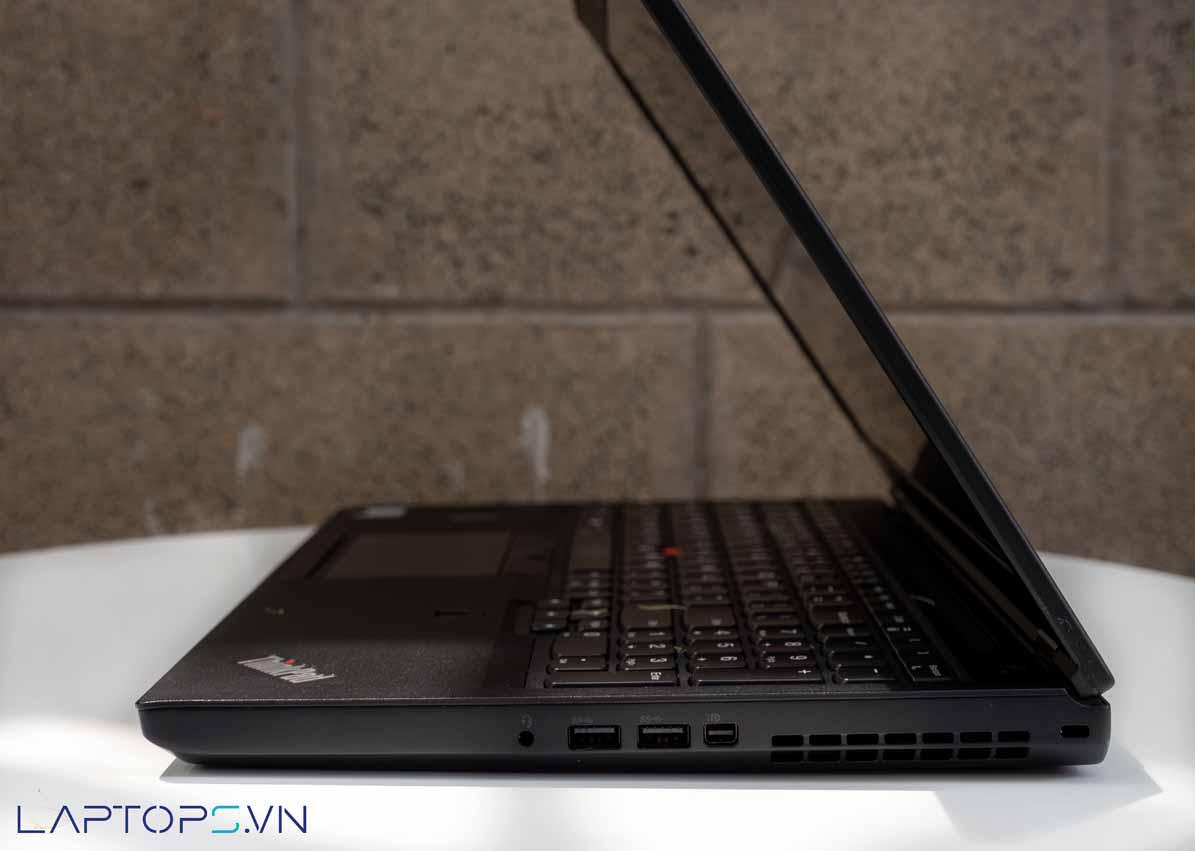 Cổng kết nối bên phải Lenovo ThinkPad P52 workstation