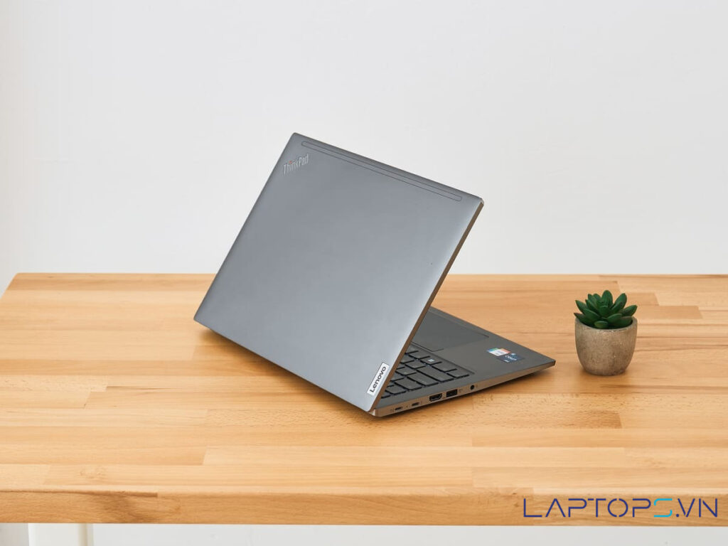 Lenovo ThinkPad T14S Gen 3 33 Thời lượng pin lâu dài & Tản nhiệt hiệu quả: Bền bỉ suốt ngày dài