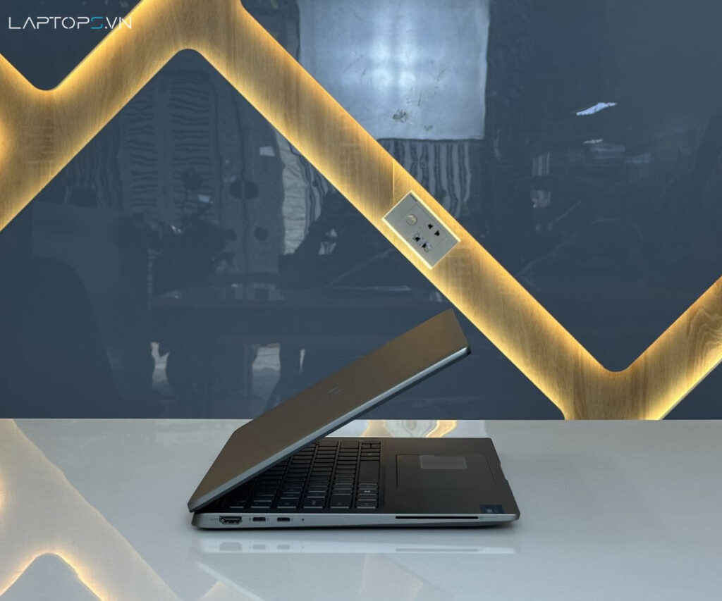 Dell Latitude 7450 (2024) 17 Âm thanh và webcam FHD HDR, hỗ trợ hội họp chuyên nghiệp