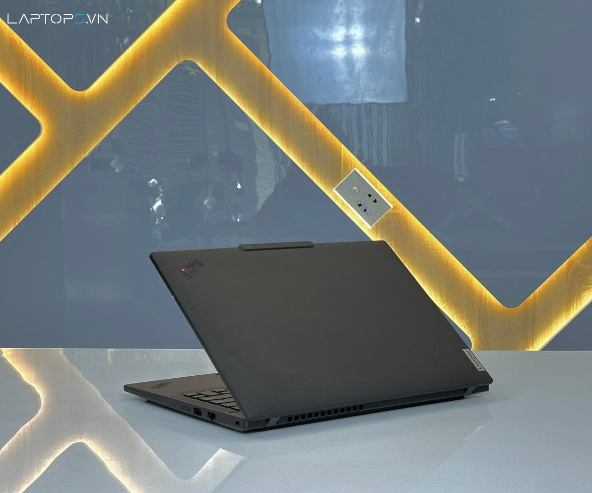 Lenovo Thinkpad P14s Gen 5 14 Lenovo ThinkPad P14s Gen 5 sở hữu hệ thống tản nhiệt thông minh, mát mẻ và yên tĩnh