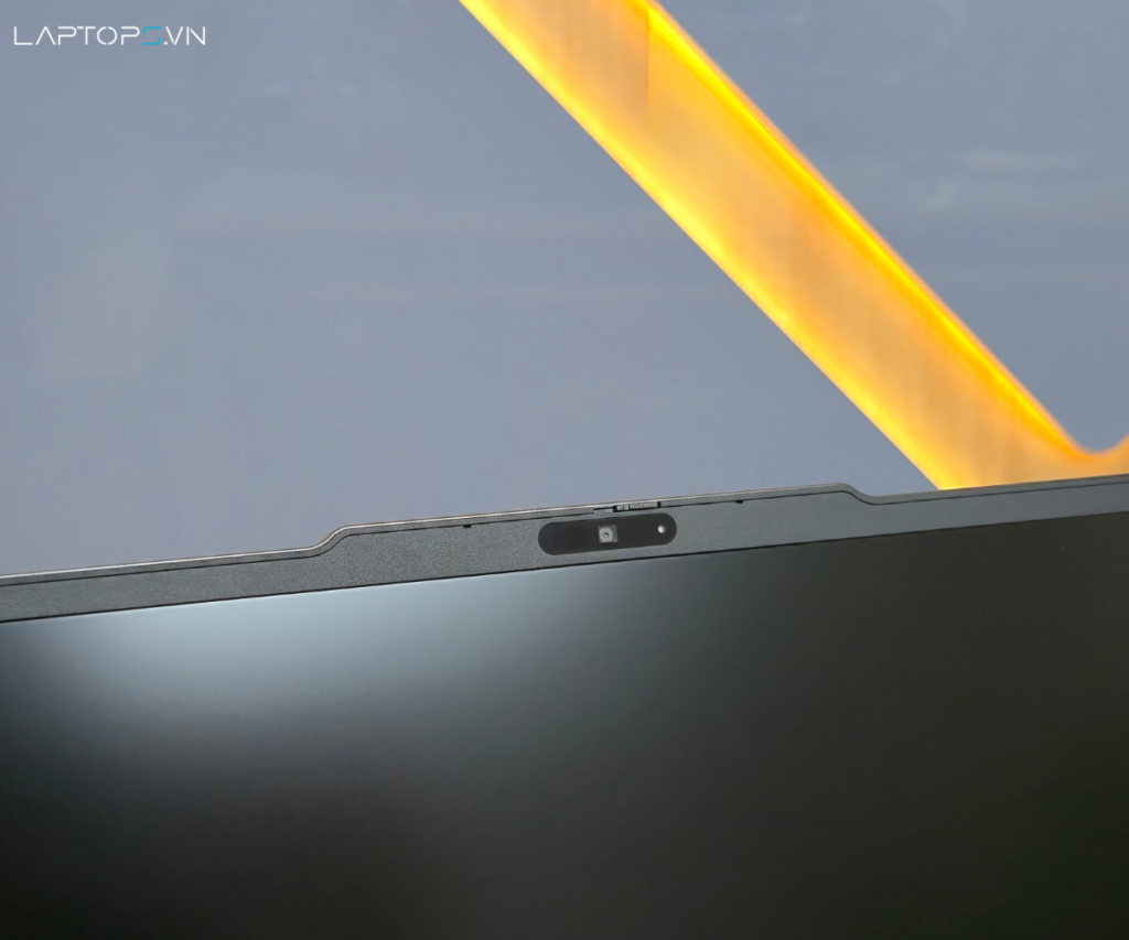 Màn Hình 16 Inch Sắc Nét & Âm Thanh Chuẩn Rạp Chiếu Phim