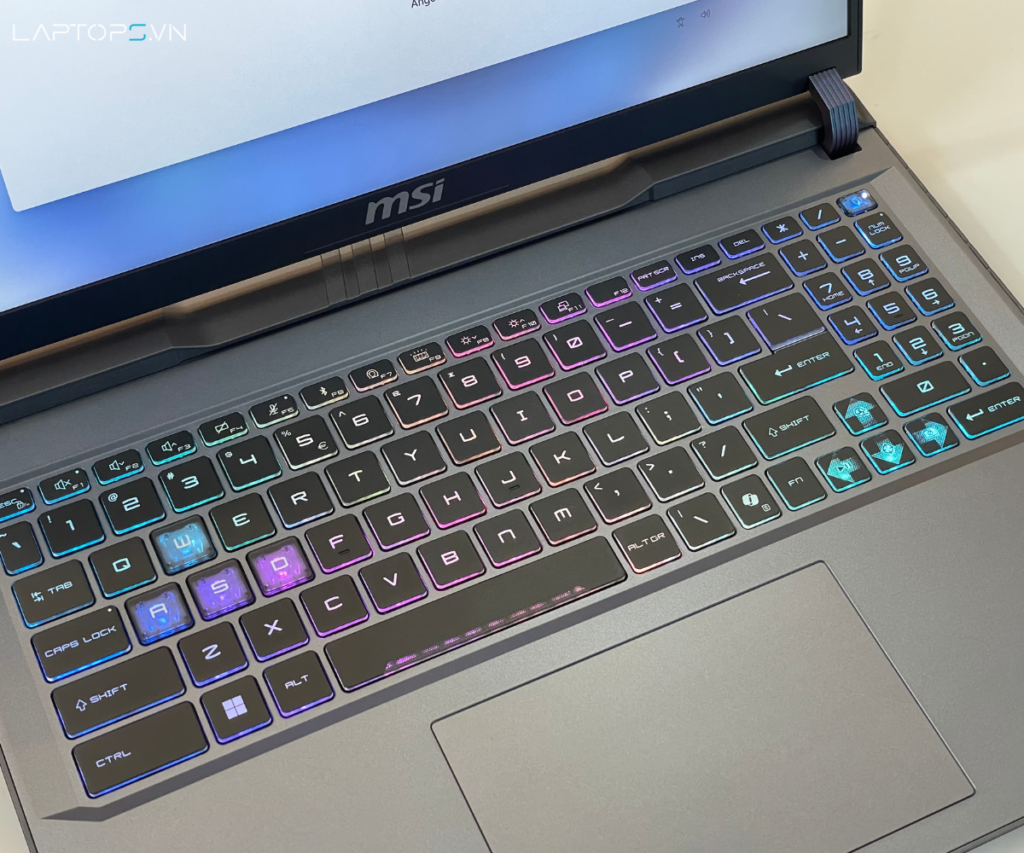 Laptop MSI Vector 16 HX AI A2XWHG-010VN 15 Kết nối đa dạng và Thời lượng Pin ấn tượng