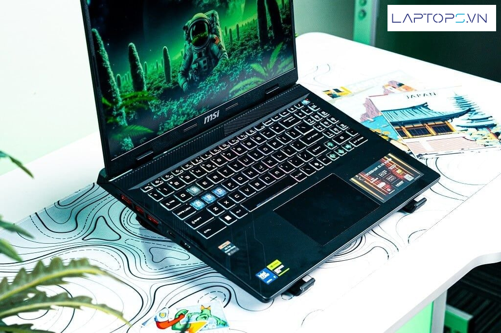 Laptop gaming MSI Crosshair 16 HX AI D2XWFKG 036VN 11 Màn hình 16 inch QHD+ 240Hz – Chuẩn mực hiển thị mới